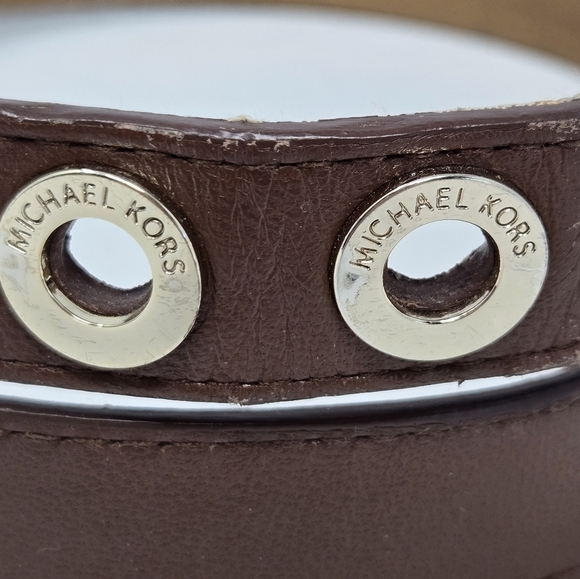 MICHAEL KORS BROWN LEATHER BELT GOLD TONE BUCKLE BELT HOLES WOMEN MEDIUM CLASSIC - Picture 2 of 16